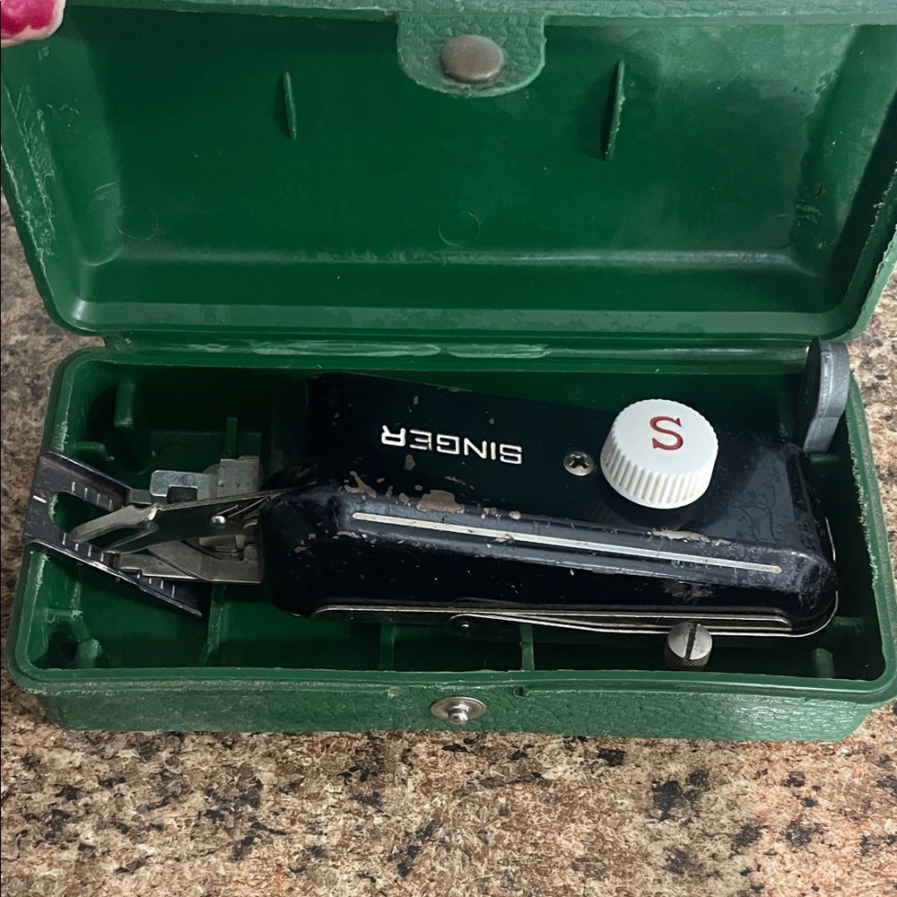Singer Handheld‎ button Machine in Black